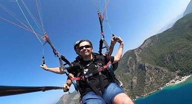 Görme engelli İngiliz turist Babadağ’dan uçtu