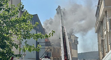 Hasara neden oldu! Kocaeli'de 4 katlı binanın çatısında yangın