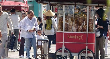 İstanbul’da sıcak hava bunalttı: Taksim’de turistler şemsiye ile gezdi