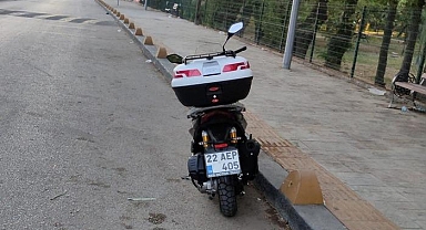 Keşan’da sokak köpeklerinden kaçmaya çalışırken devrilen motosikletin sürücüsü yaralandı